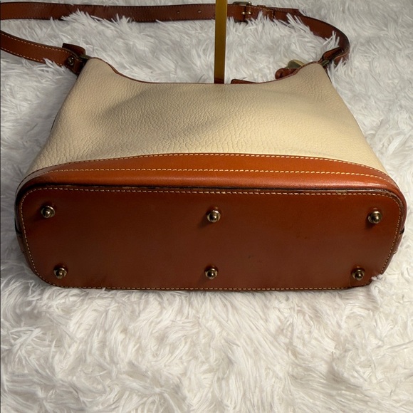 Dooney & Bourke EUC Tan/Brn pebble Leather Shoulder Bag Lrg inside zipper pocket - Picture 8 of 13
